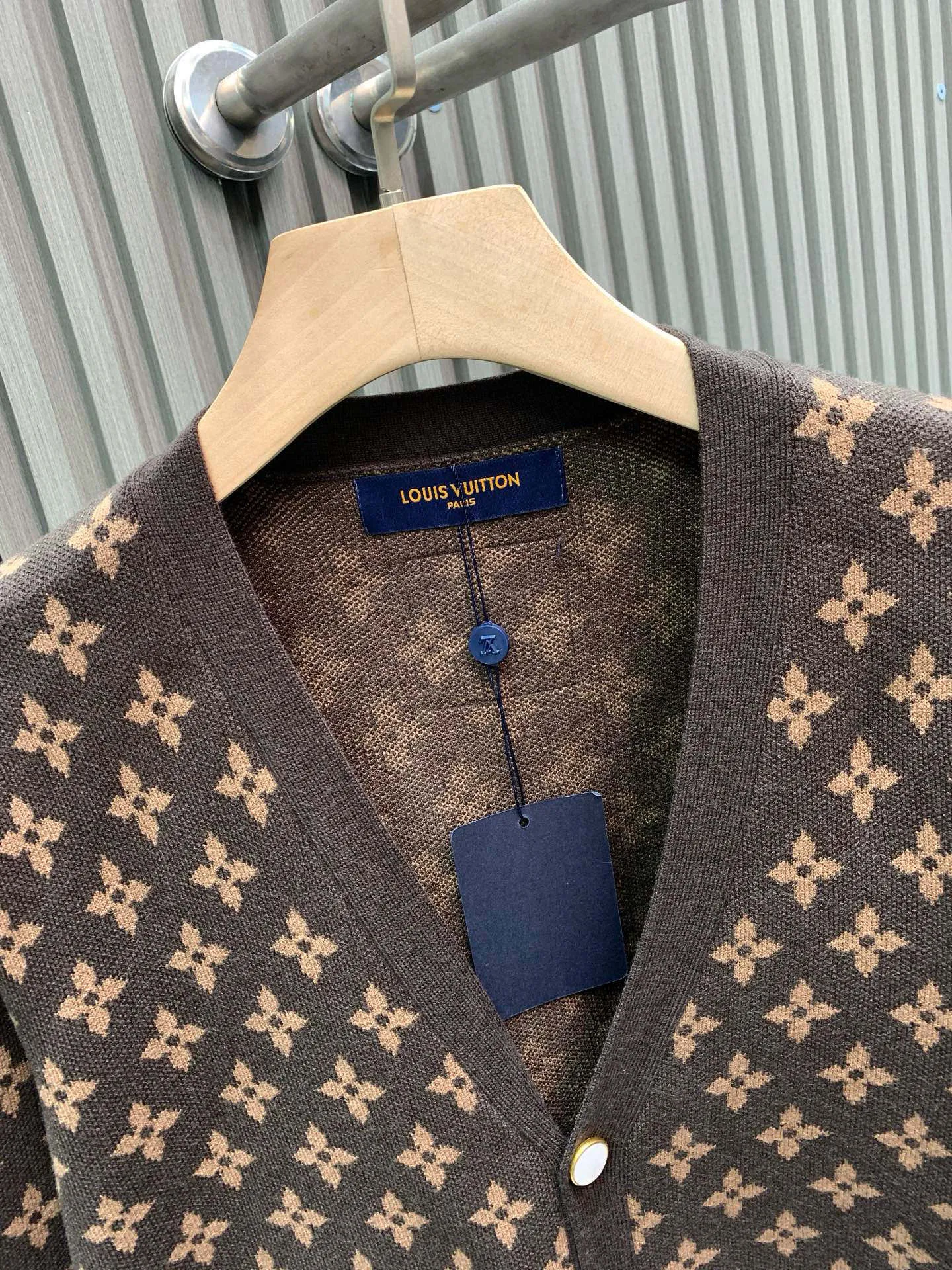 🅿️420 🀄️ Louis Vuitton 1V2025FW new MONOGRAM embroidered presbyopic sheep wool knitted sweater. This knitted sweater is made of soft wool. It uses rich colors to add warmth to cold weather. The full-width MONOGRAM jacquard and the embroidered Doodles pattern from the 23 autumn and winter show set off each other. The texture is delicate and soft, and it has a sense of weight on the hand. It is very thick, breathable and comfortable. The overall body of the clothes gives people a clean and refreshing feeling. It is suitable for wearing in the current season. It is really young and outstanding, fashionable and energetic. The brown color is the same for men and women.